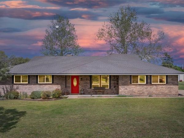 106 Vineyard Street , Weatherford, TX 76087