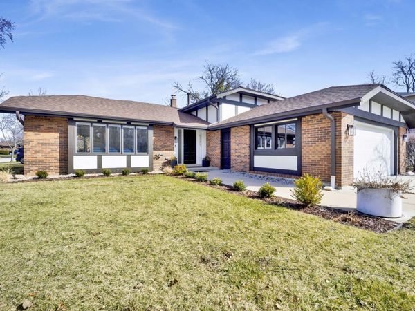 5731 Doe Circle, Westmont, IL 60559