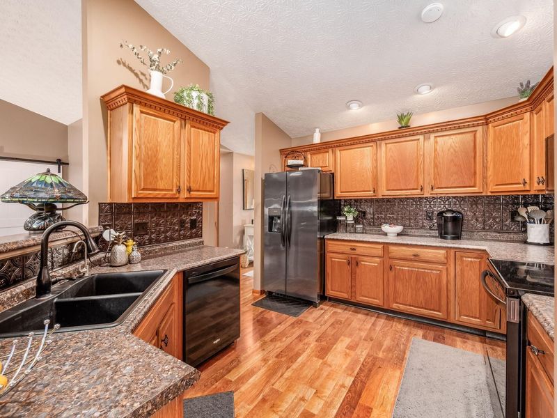 546 Dowling Avenue, Ashville, OH 43103 Photo 10