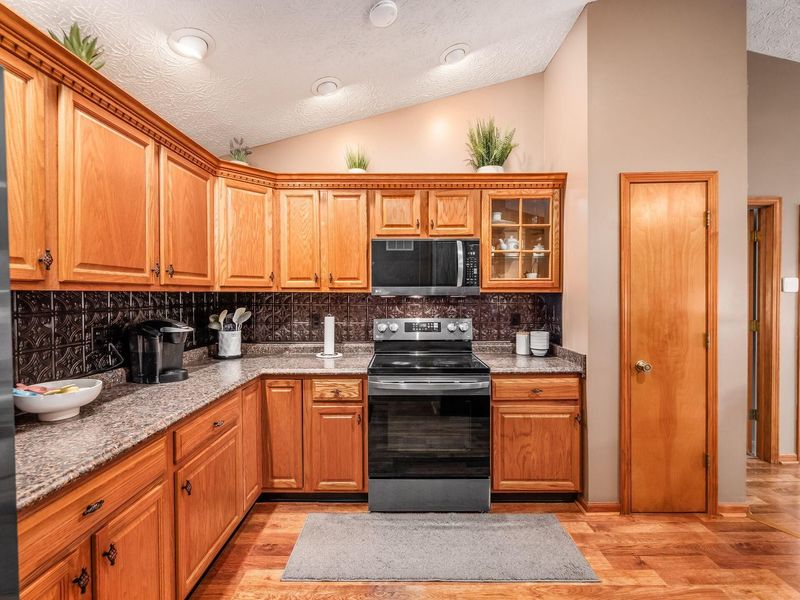 546 Dowling Avenue, Ashville, OH 43103 Photo 11