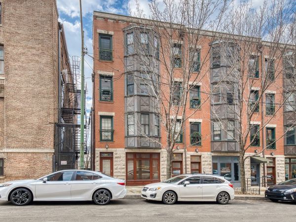 811 W Superior Street, Unit 4, Chicago, IL 60642