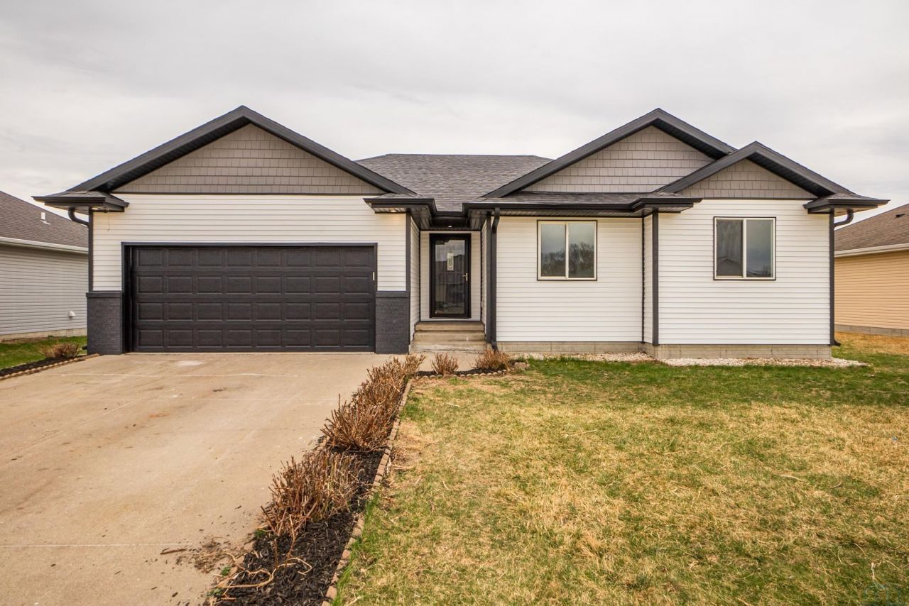 509 E 25th St, South Sioux City, NE 68776 Main Photo