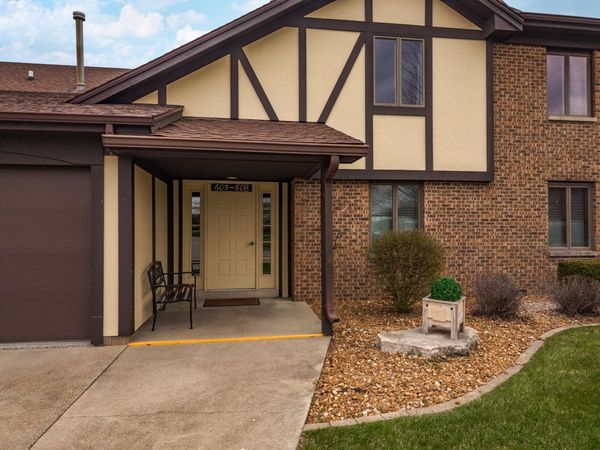 606 Carol Court , Unit B-2, Pontiac, IL 61764