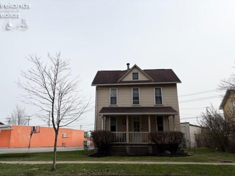 376 E Perry St, Tiffin, OH 44883 Photo 1