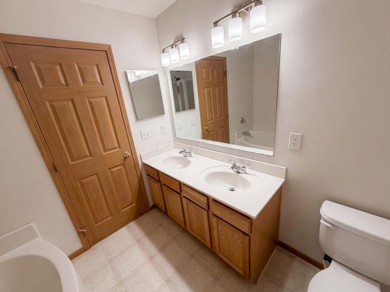 1000 Hidden Cove Way , Columbus, OH 43228 Photo 17