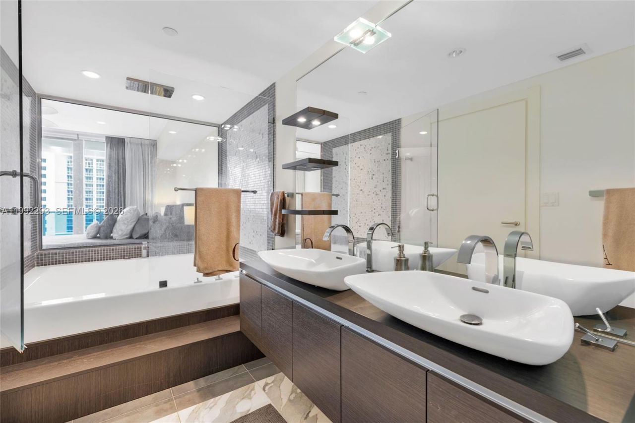 200 Biscayne Boulevard Way , Unit 504, Miami, FL 33131 Photo