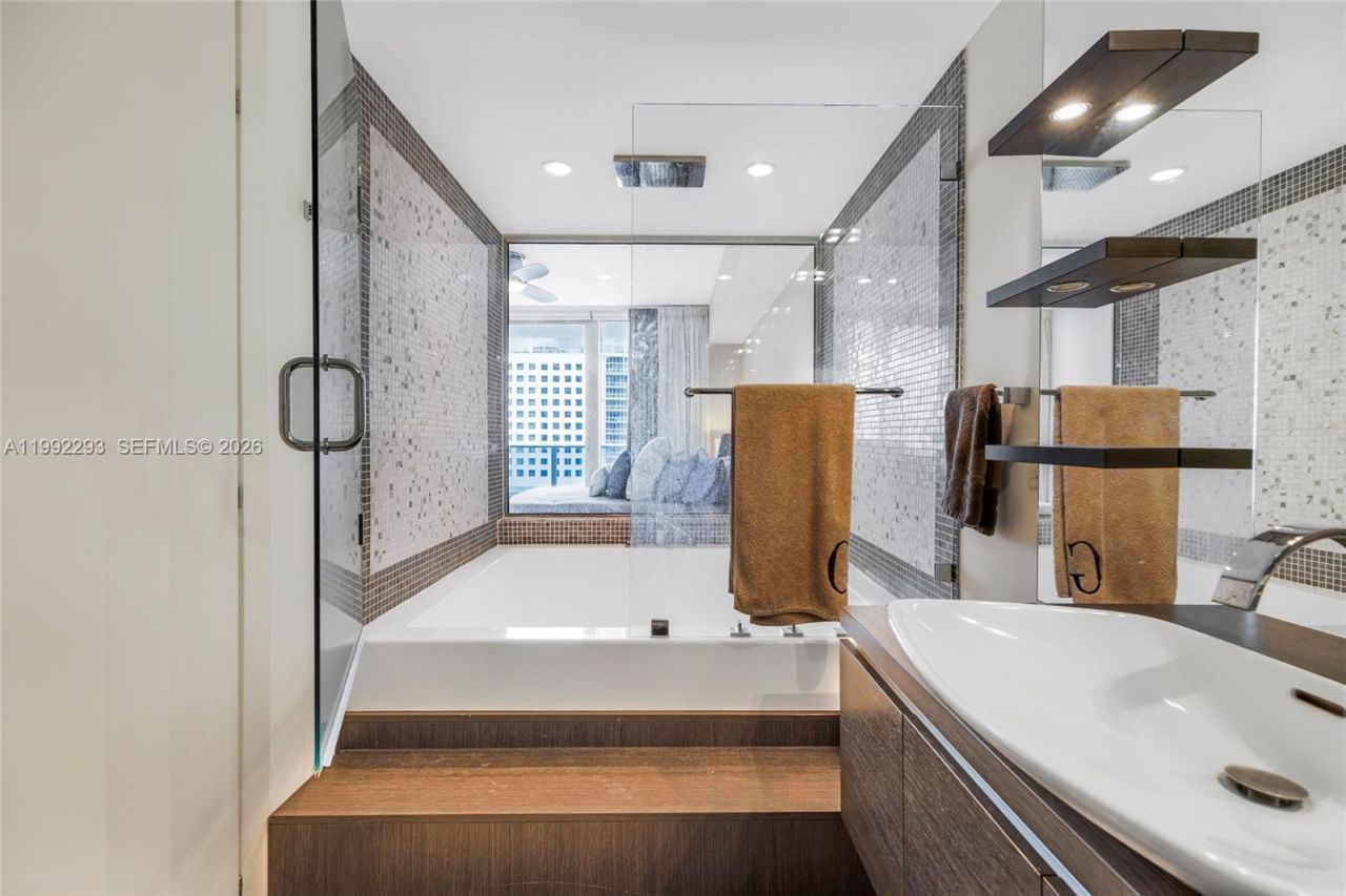 200 Biscayne Boulevard Way , Unit 504, Miami, FL 33131 Photo