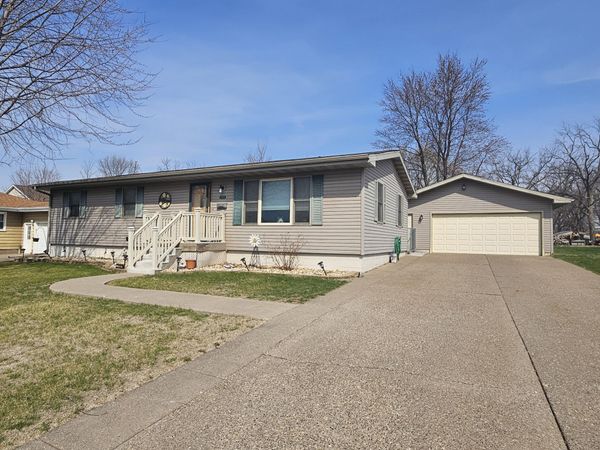 2415 LONGHURST, Muscatine, IA 52761