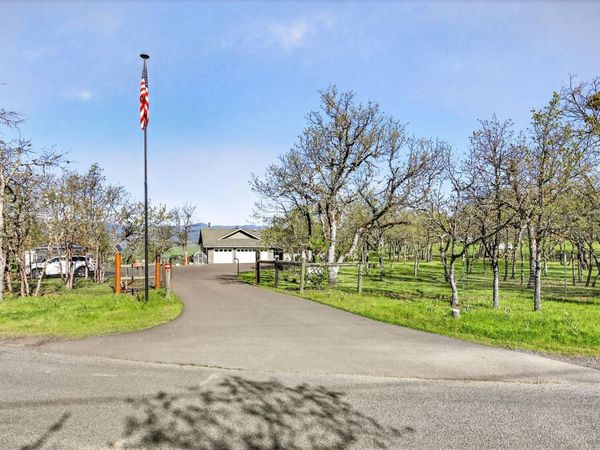 200 Mount Castle Drive, Eagle Point, OR 97524