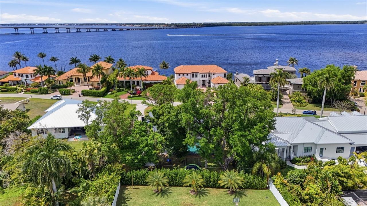 3931 W Riverside Drive, Fort Myers, FL 33901 Photo