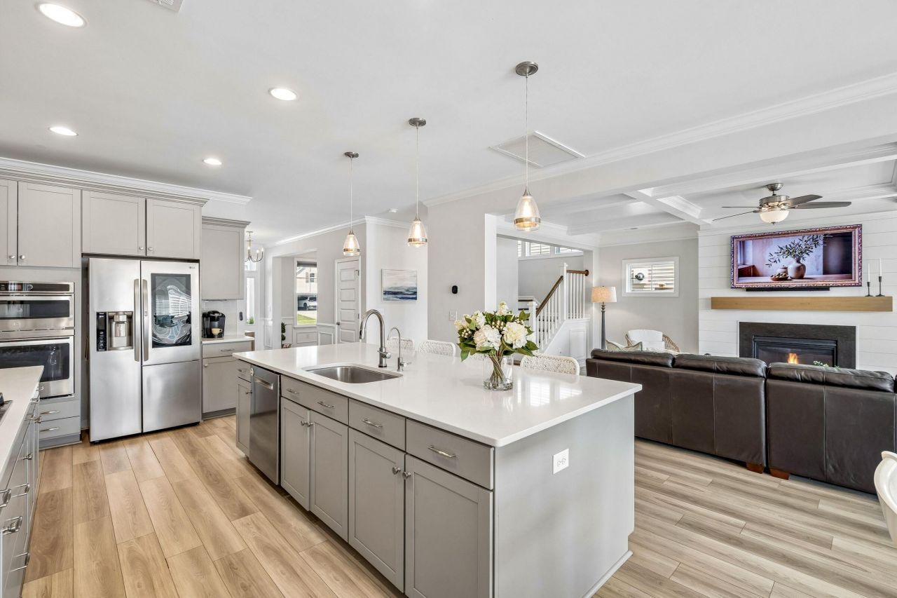 407 Rowley Lane Photo 12