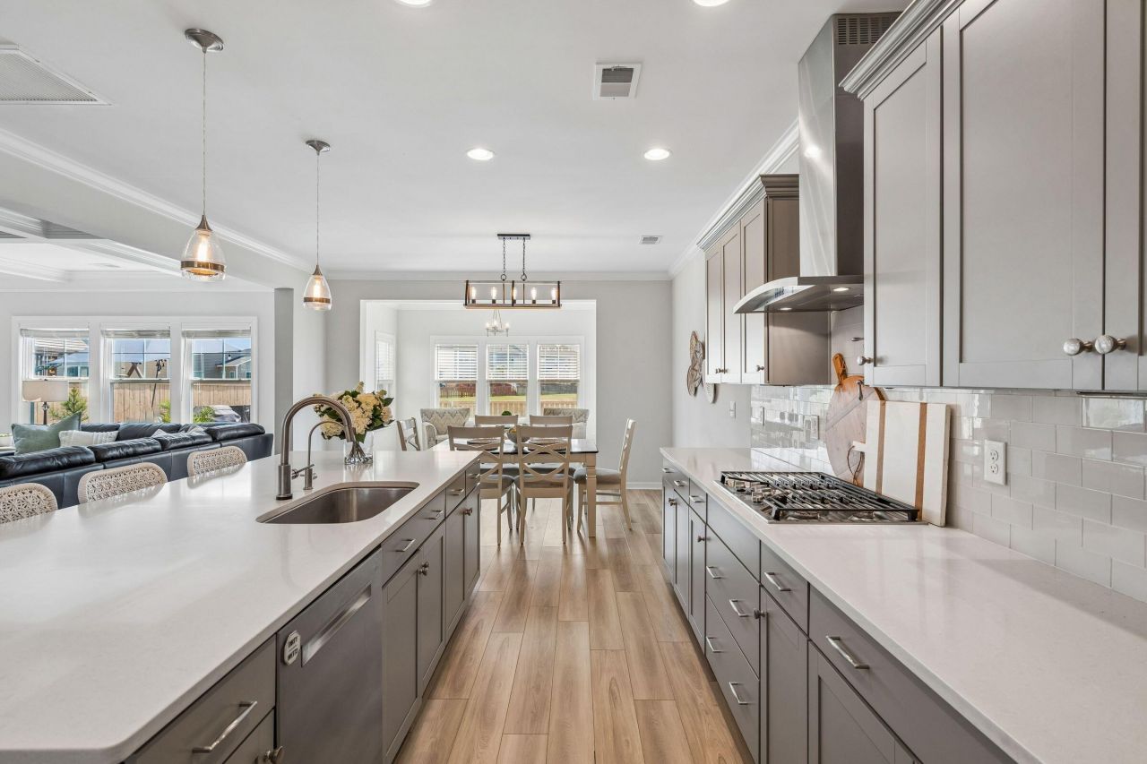 407 Rowley Lane Photo 14