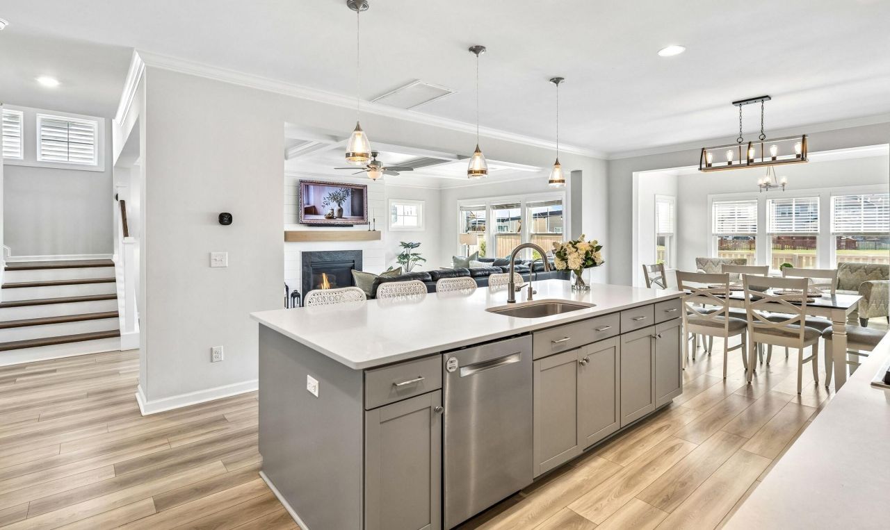 407 Rowley Lane Photo 17