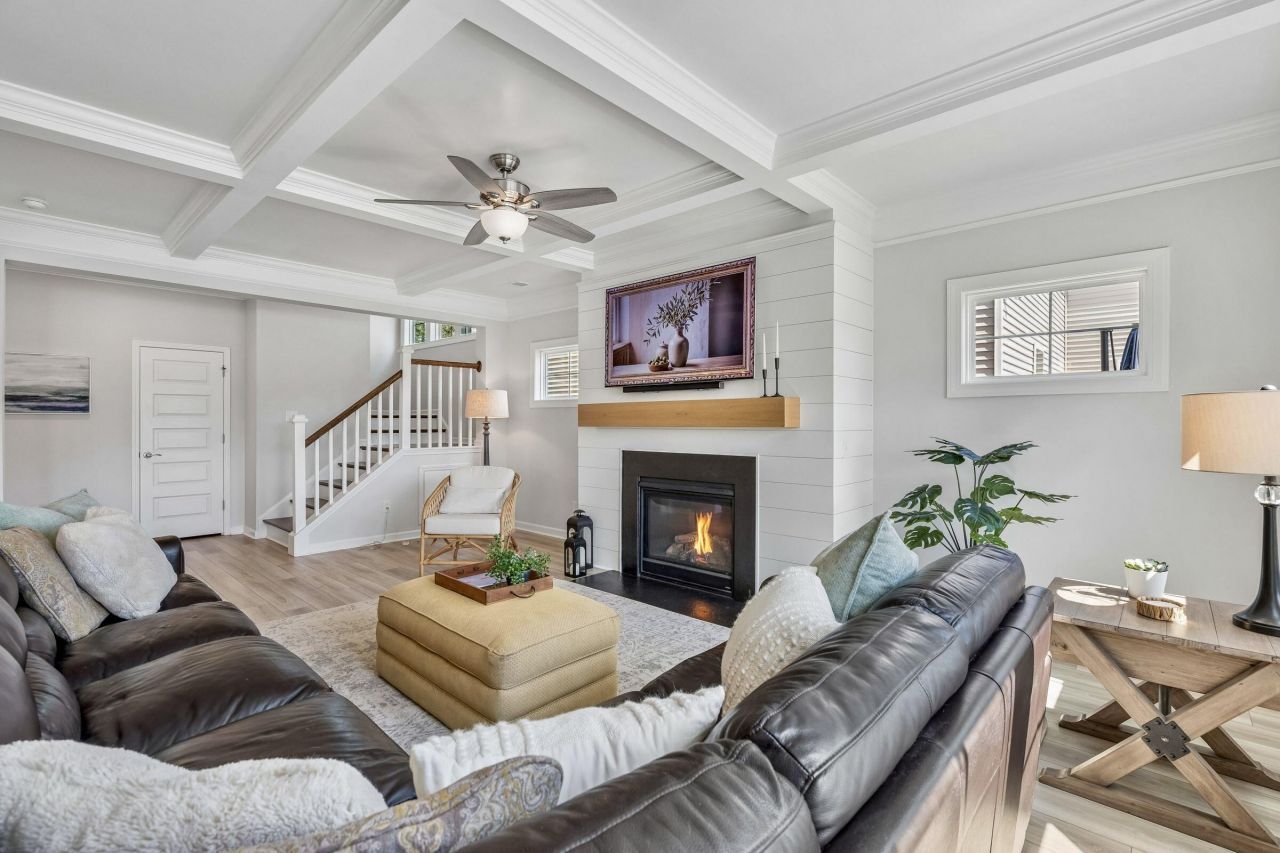 407 Rowley Lane Photo 22