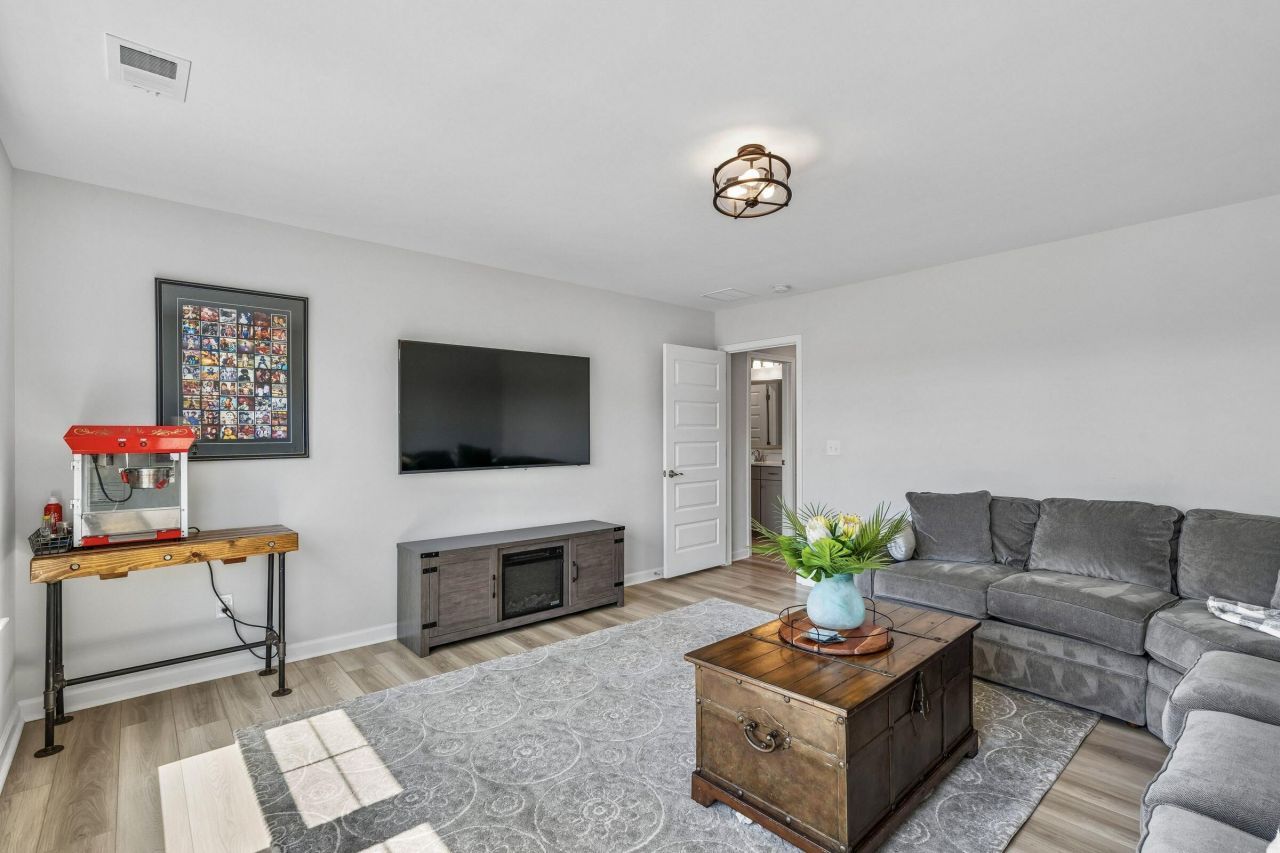 407 Rowley Lane Photo 29