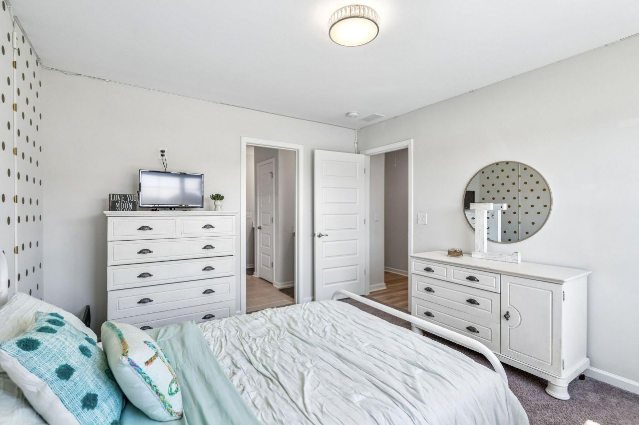 407 Rowley Lane Photo 33