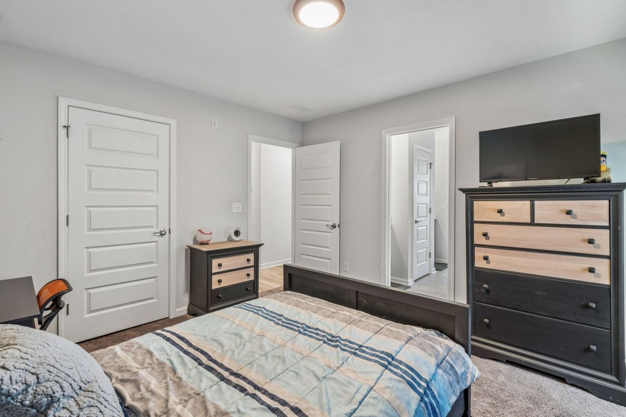 407 Rowley Lane Photo 35