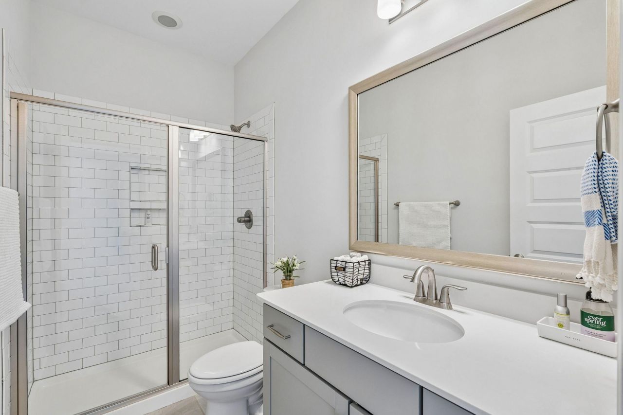 407 Rowley Lane Photo 38