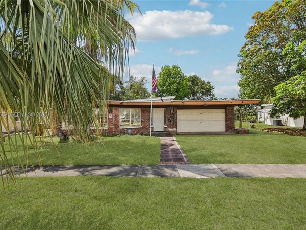 272 W 46th St , Hialeah, FL 33012