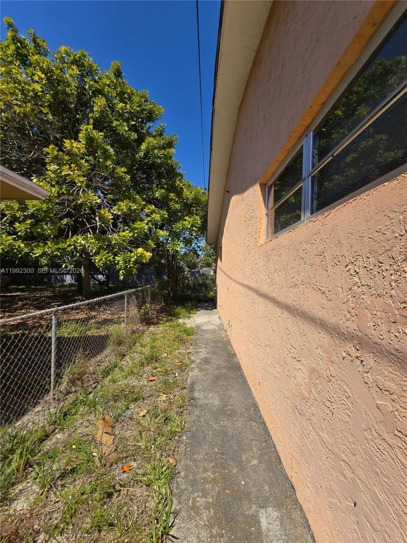 211 SE 10th St, Hallandale Beach, FL 33009 Photo