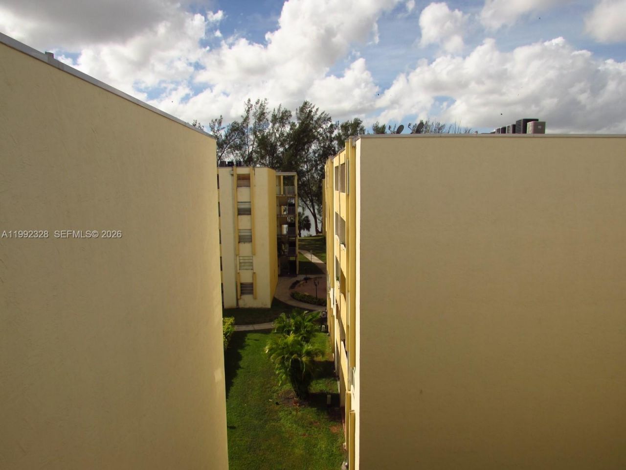 10090 NW 80th Ct, Unit 1560, Hialeah Gardens, FL 33016 Photo