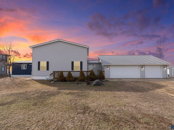 2041 Twin Lakes Rd, Lake Preston, SD 57249