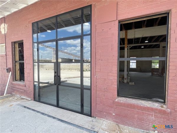 1308 N Bowie Street , Seguin, TX 78155