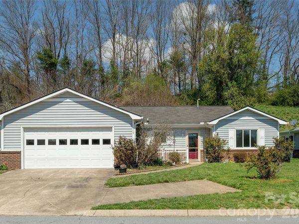 176 Derbyshire Drive , Hendersonville, NC 28792