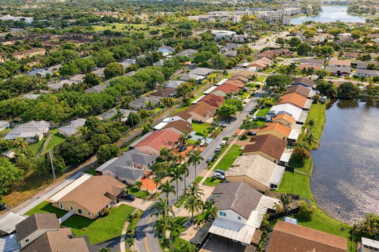 9131 N Lake Miramar Cir , Miramar, FL 33025 Photo