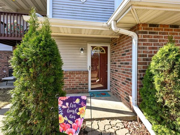 200 W Aspen COURT, Unit 8, Oak Creek, WI 53154