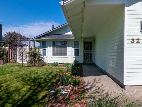 3285 Blackthorn Way, Medford, OR 97504