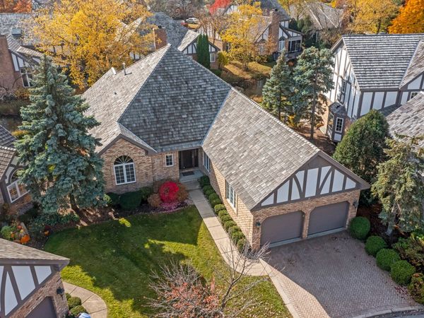 61 Berkshire Court , Burr Ridge, IL 60527