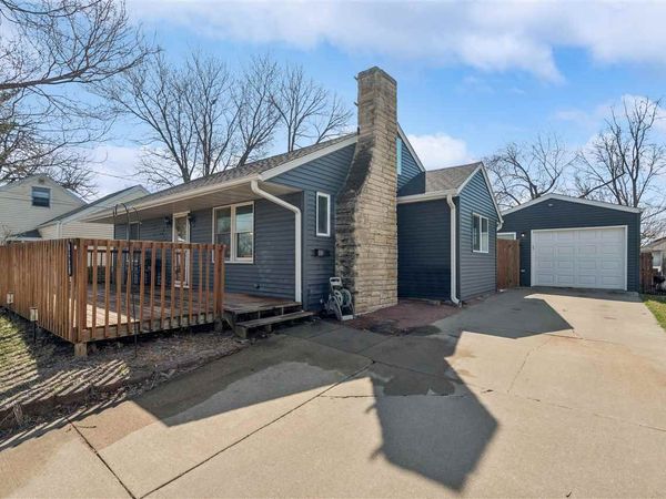 297 6th Ave, Marion, IA 52302