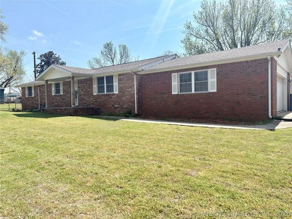 924 W Park Avenue , Checotah, OK 74426