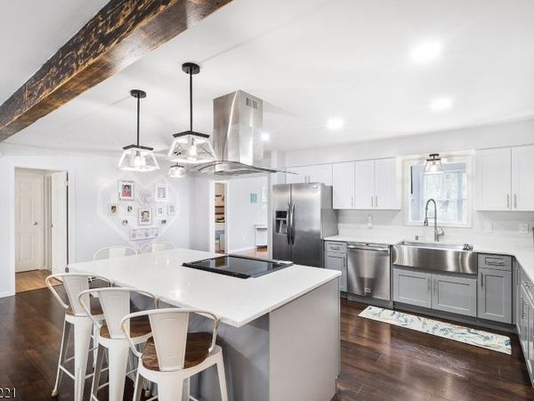 4 Grove St, Hampton, NJ 07860