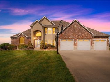 24611 Woodland Circle, Lee's Summit, MO 64086