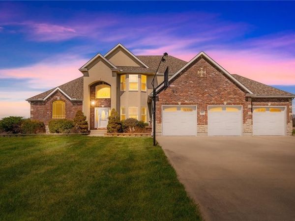 24611 Woodland Circle, Lee's Summit, MO 64086