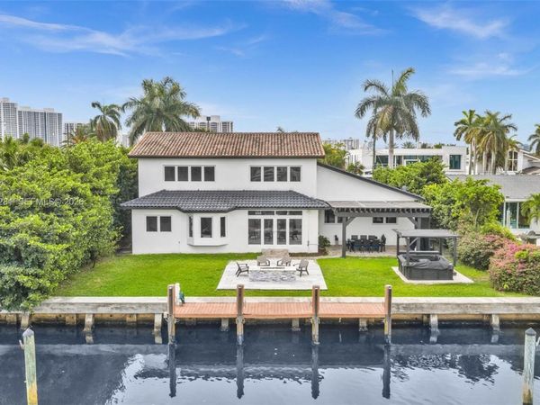 472 Sunset Dr , Hallandale Beach, FL 33009