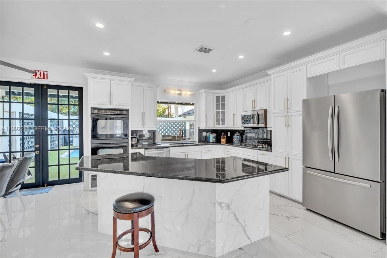 472 Sunset Dr , Hallandale Beach, FL 33009 Photo