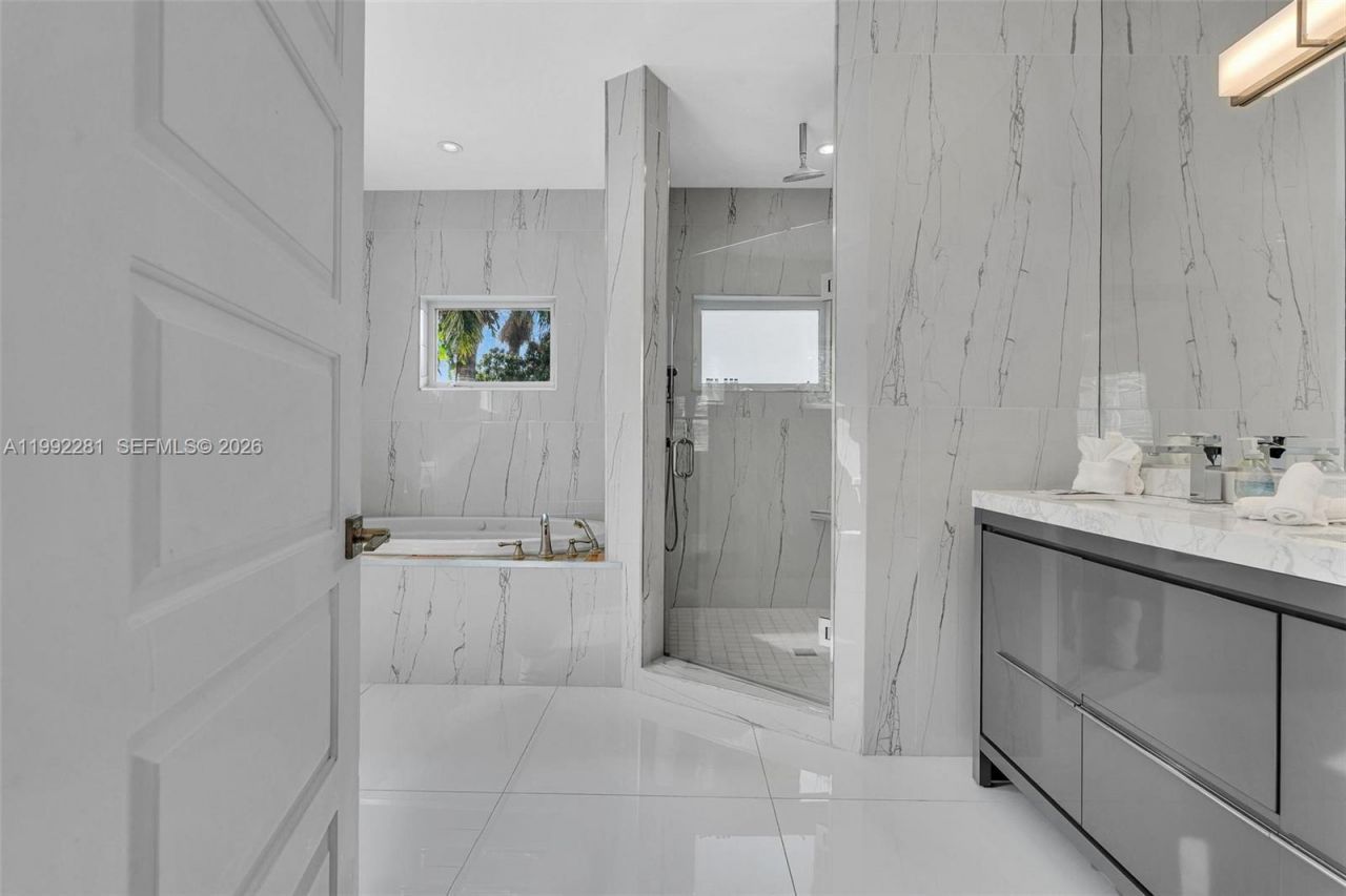 472 Sunset Dr , Hallandale Beach, FL 33009 Photo