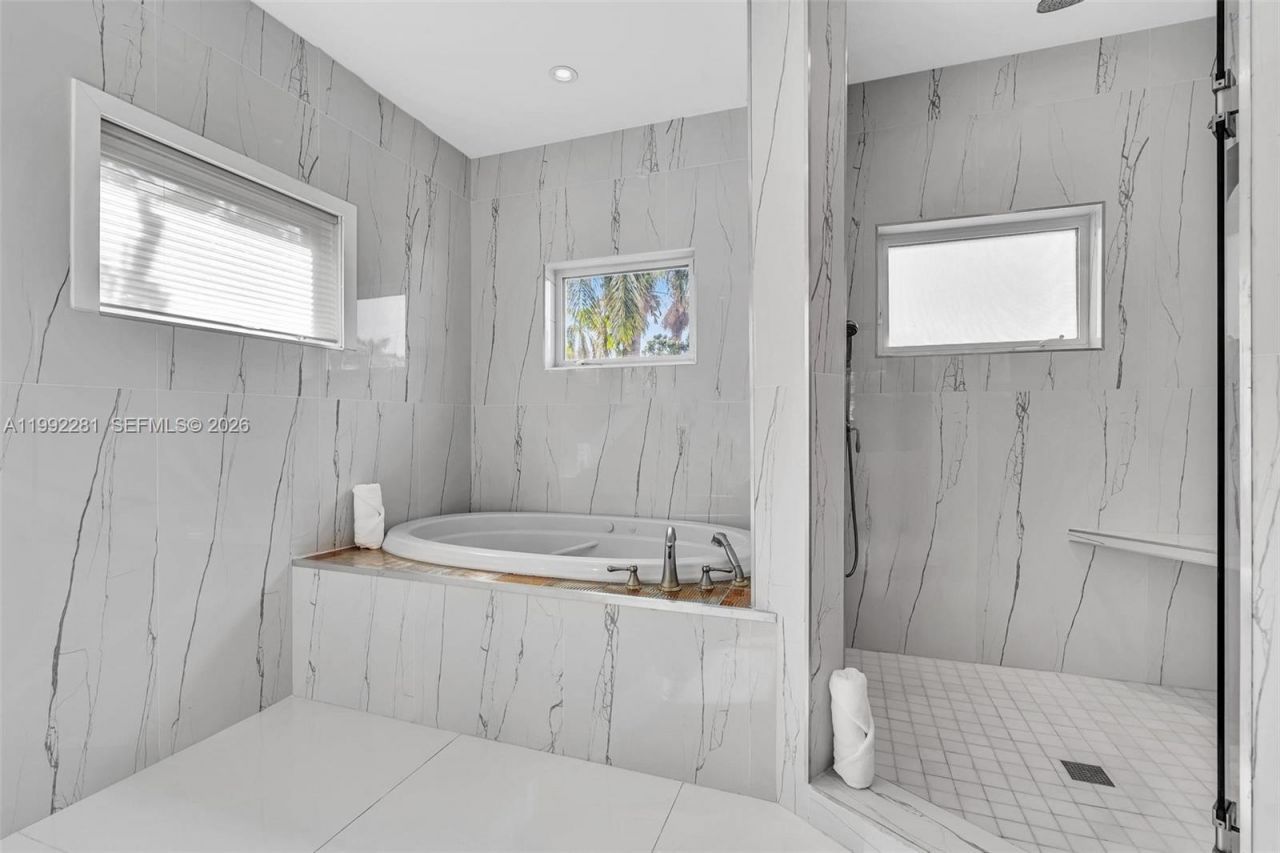 472 Sunset Dr , Hallandale Beach, FL 33009 Photo