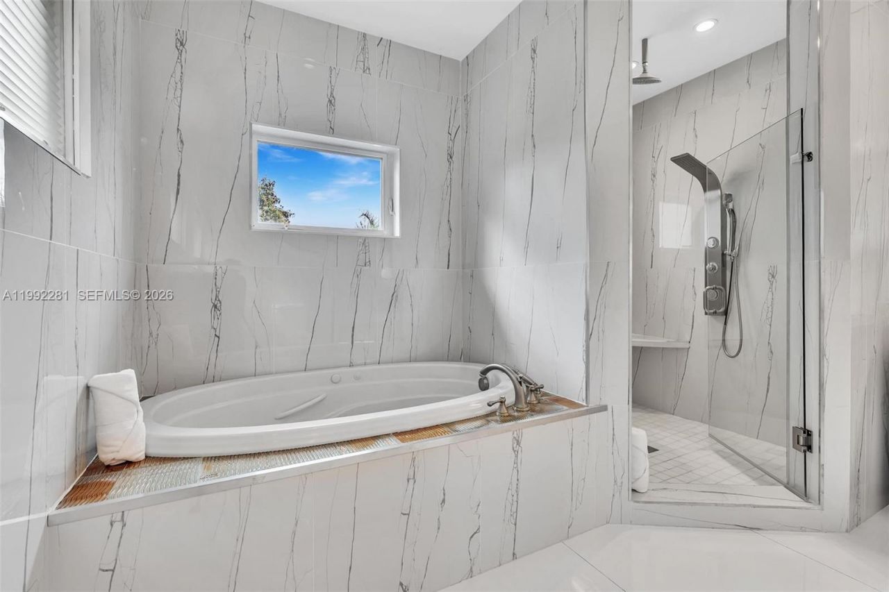 472 Sunset Dr , Hallandale Beach, FL 33009 Photo