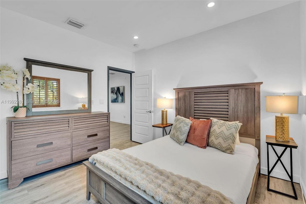 472 Sunset Dr , Hallandale Beach, FL 33009 Photo