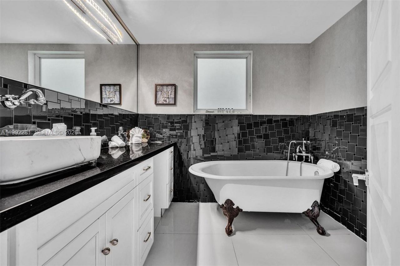 472 Sunset Dr , Hallandale Beach, FL 33009 Photo