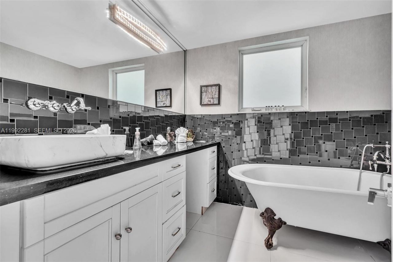 472 Sunset Dr , Hallandale Beach, FL 33009 Photo