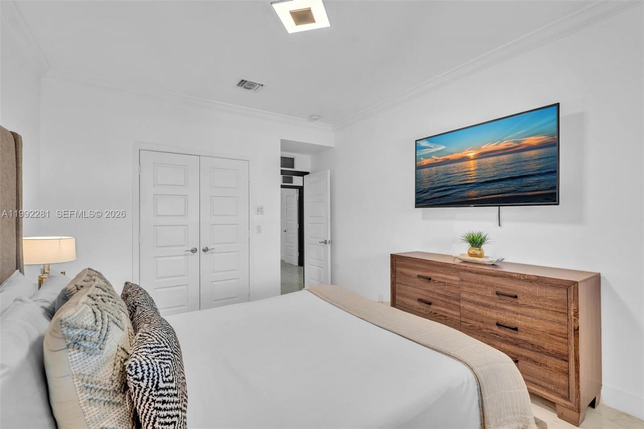 472 Sunset Dr , Hallandale Beach, FL 33009 Photo