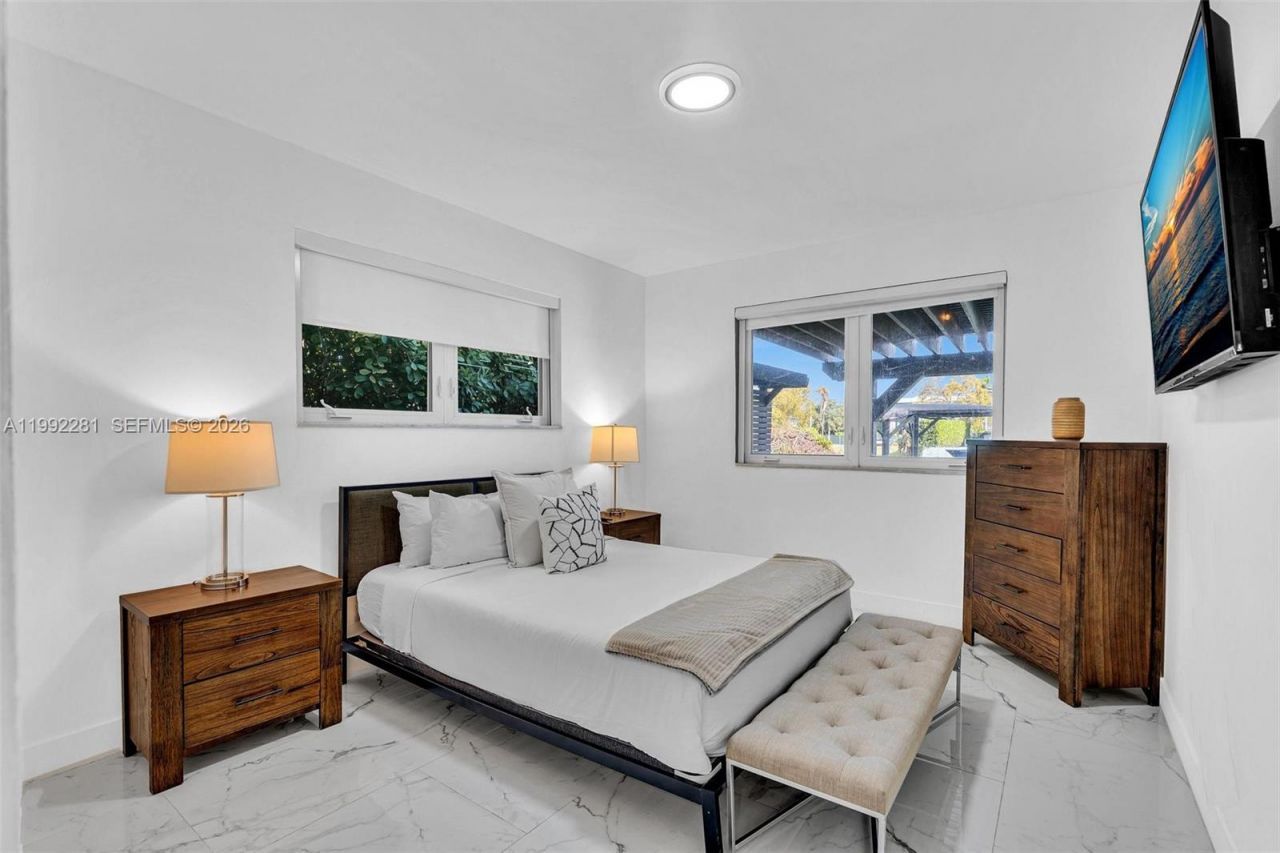 472 Sunset Dr , Hallandale Beach, FL 33009 Photo