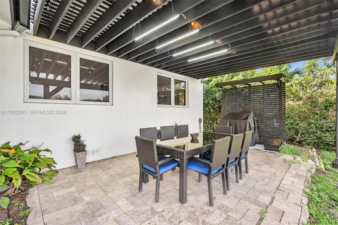 472 Sunset Dr , Hallandale Beach, FL 33009 Photo