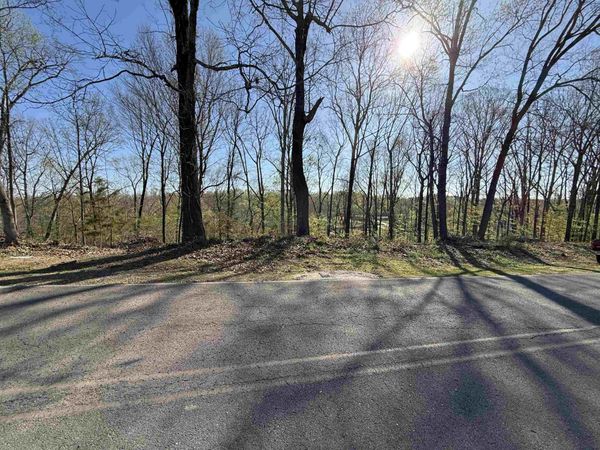 335 Shoreline Dr, Killen, AL 35645