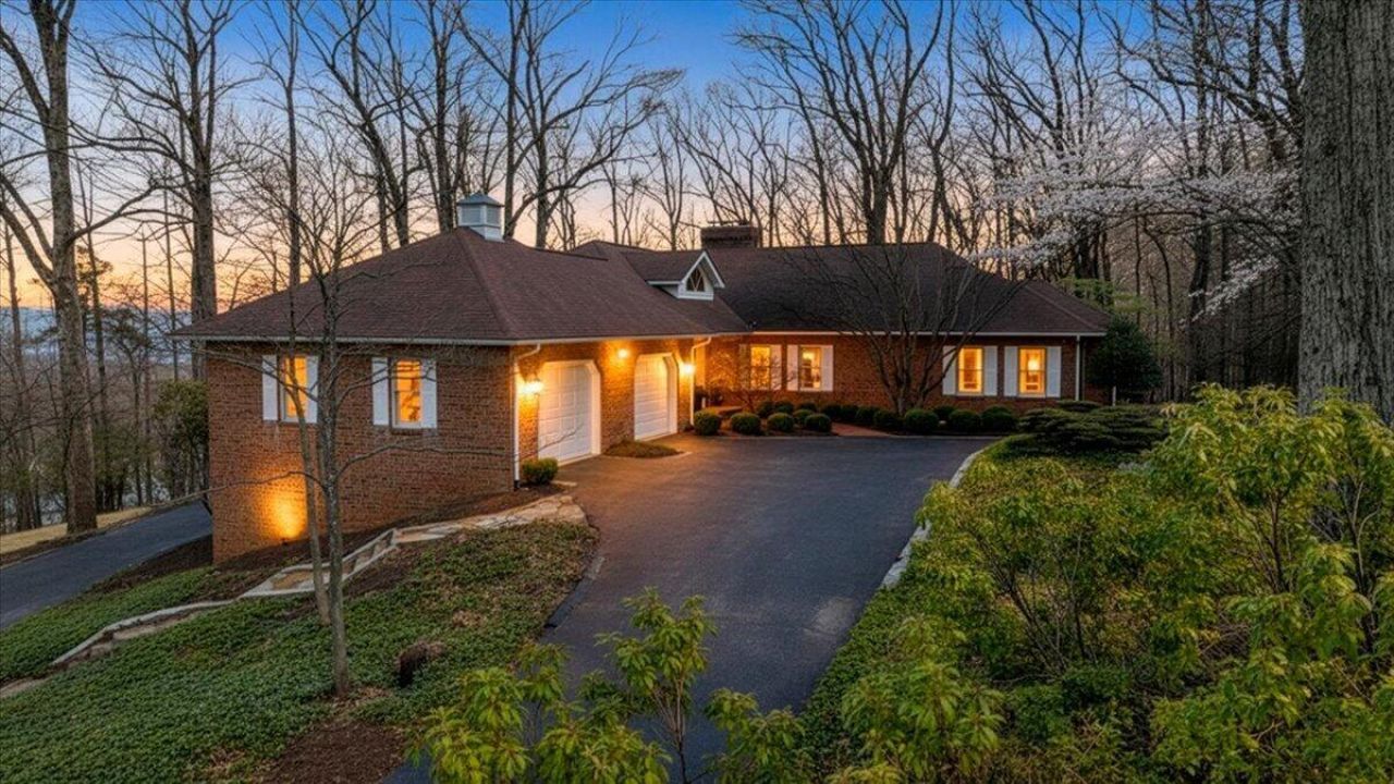 6780 Hidden Woods Dr , Roanoke, VA 24018 Main Photo